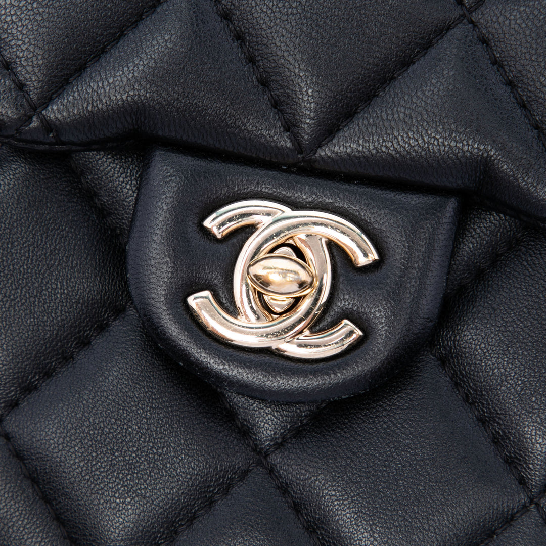 Chanel Matelassé Cuir d’agneau My Precious Perles Phone Holder avec chaîne