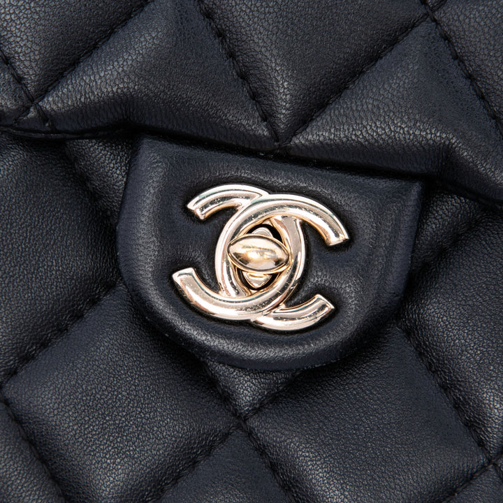 Chanel Matelassé Cuir d’agneau My Precious Perles Phone Holder avec chaîne