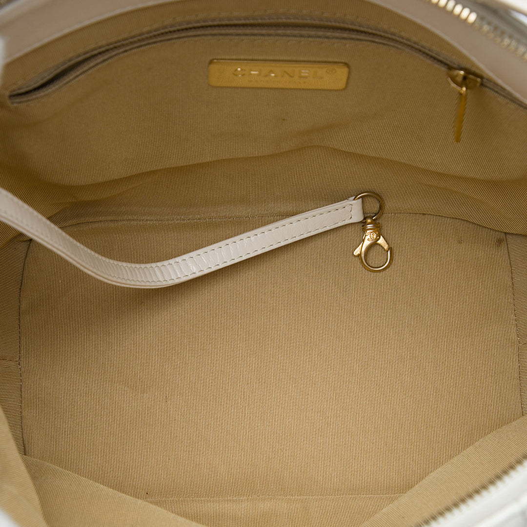 Chanel Matelassé vieilli State of the Art Hobo Cuir de veau Blanc – vue 4 – GABY PARIS