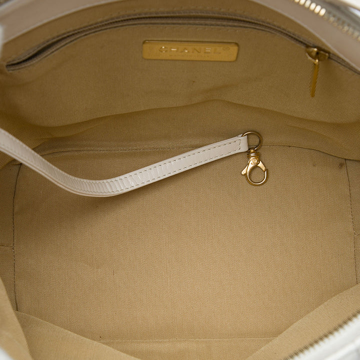 Chanel Matelassé vieilli State of the Art Hobo Cuir de veau Blanc – vue 4 – GABY PARIS