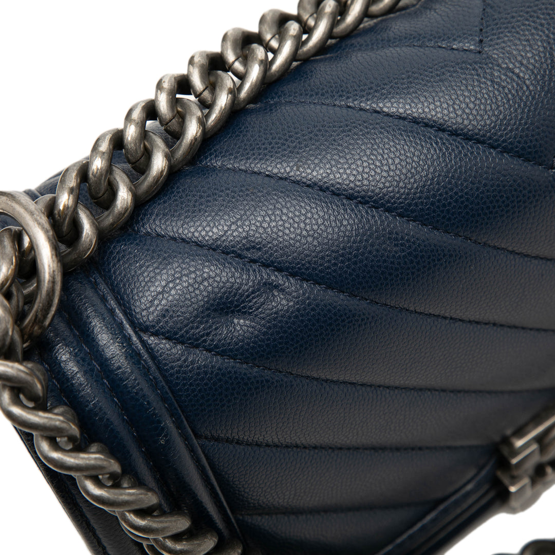 Chevron Boy à rabat Moyen Cuir caviar Bleu