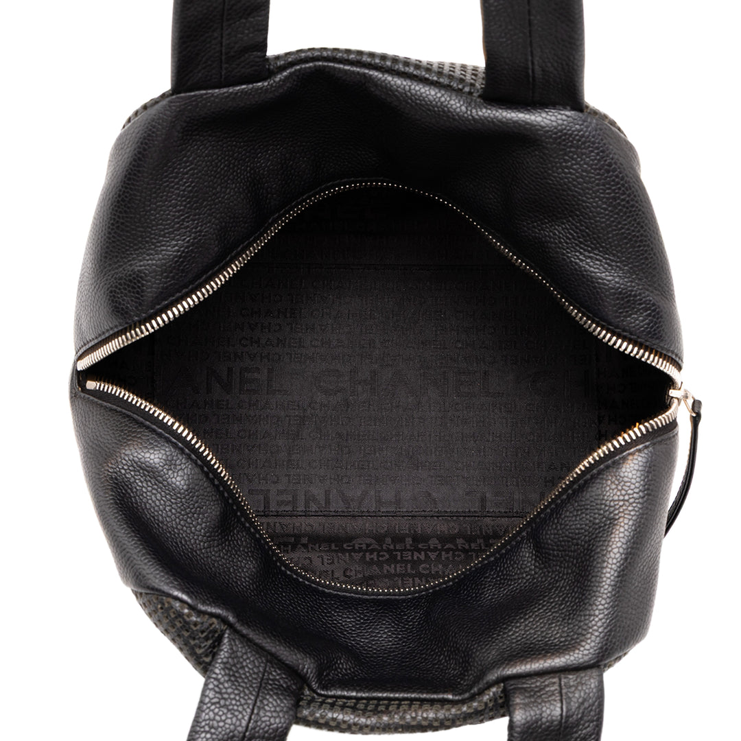 Chanel CC perforé Bowler Sac Cuir caviar Noir – vue 4 – GABY PARIS