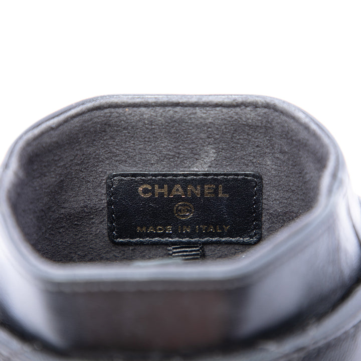CC Matelassé et clouté Sac rond à chaîne Étui téléphone Cuir d'agneau Noir