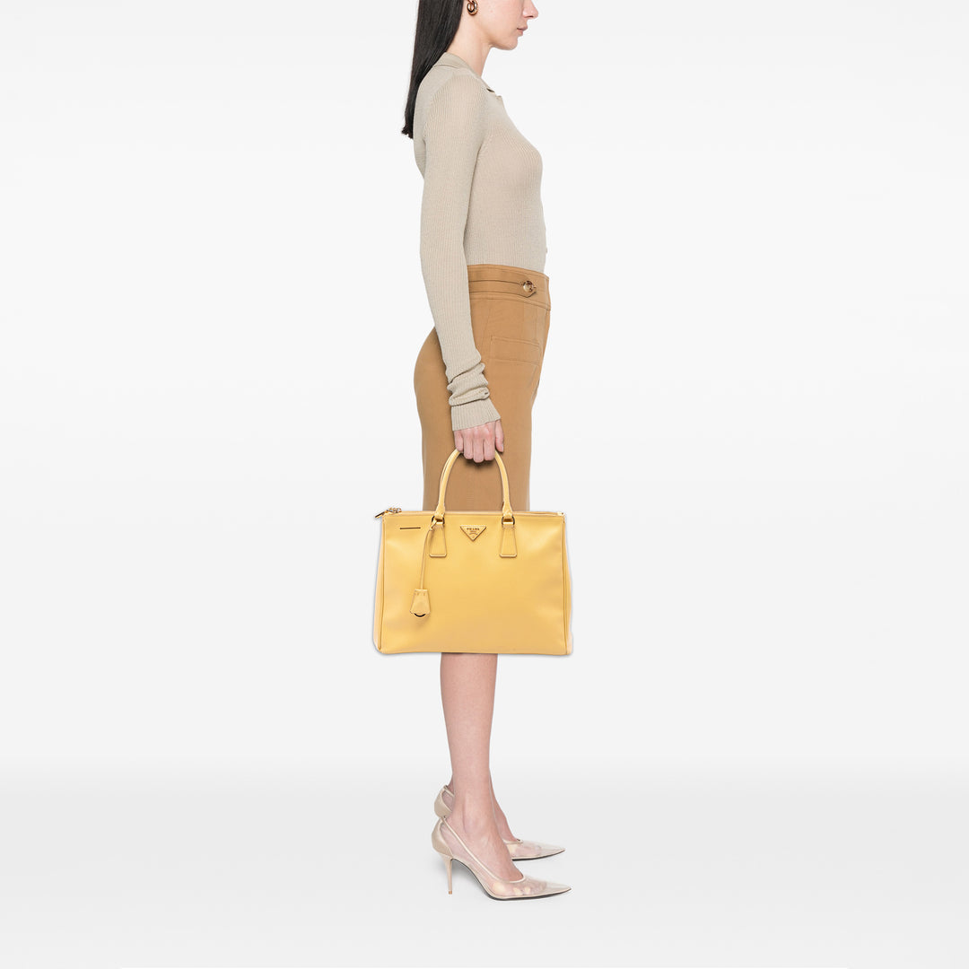 Prada Sac à main Lux Galleria Double Zippé Saffiano Moyen Jaune – vue 6 – GABY PARIS