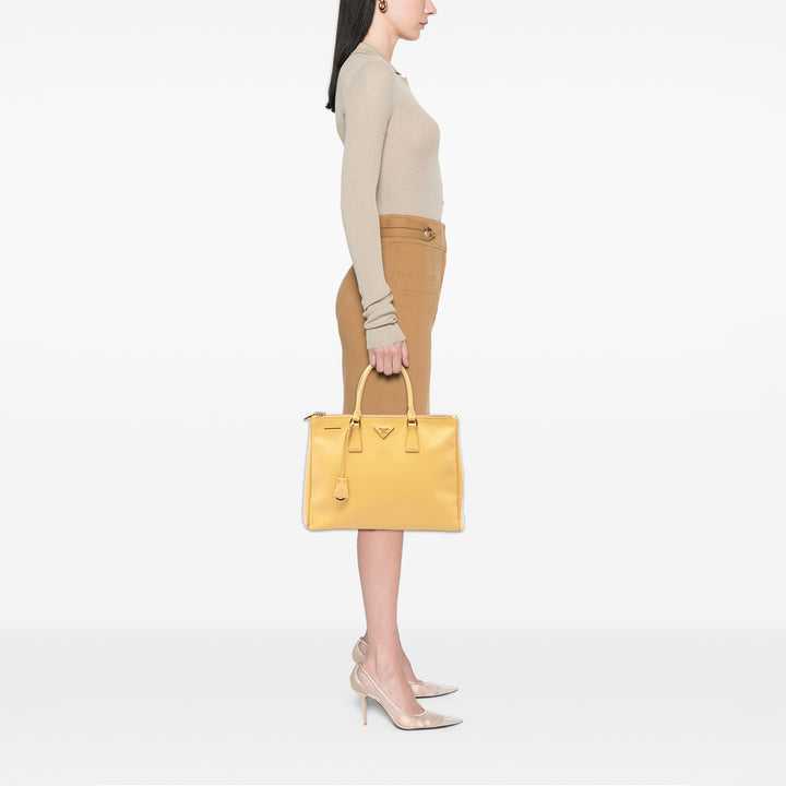 Prada Sac à main Lux Galleria Double Zippé Saffiano Moyen Jaune – vue 6 – GABY PARIS