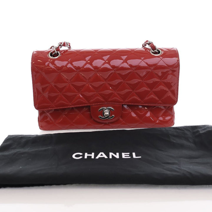 Chanel Medium Classic Cuir verni Double rabat Rouge