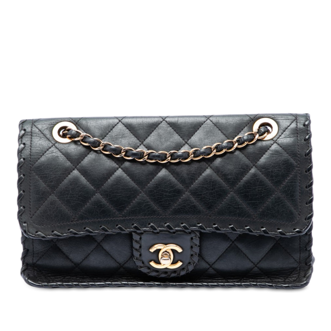 Chanel Matelassé Irisé Happy Stitch à rabat Moyen Cuir de veau Noir – vue principale – GABY PARIS