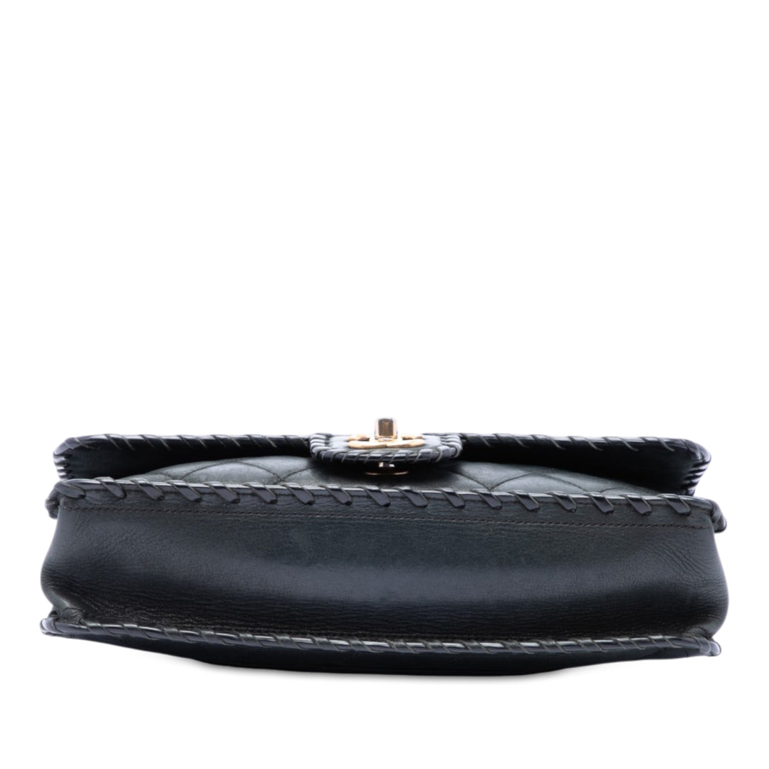 Chanel Matelassé Irisé Happy Stitch à rabat Moyen Cuir de veau Noir – vue 3 – GABY PARIS