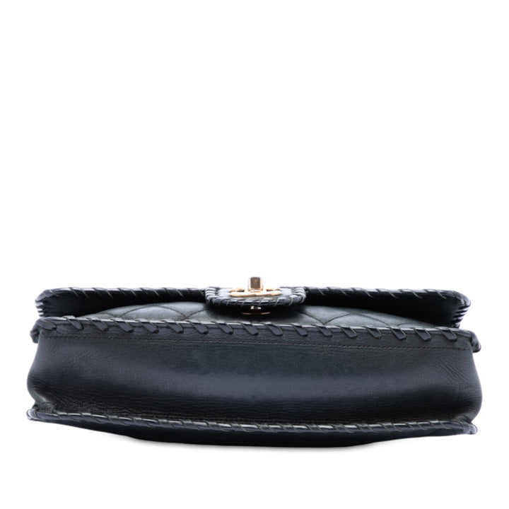 Chanel Matelassé Irisé Happy Stitch à rabat Moyen Cuir de veau Noir – vue 3 – GABY PARIS