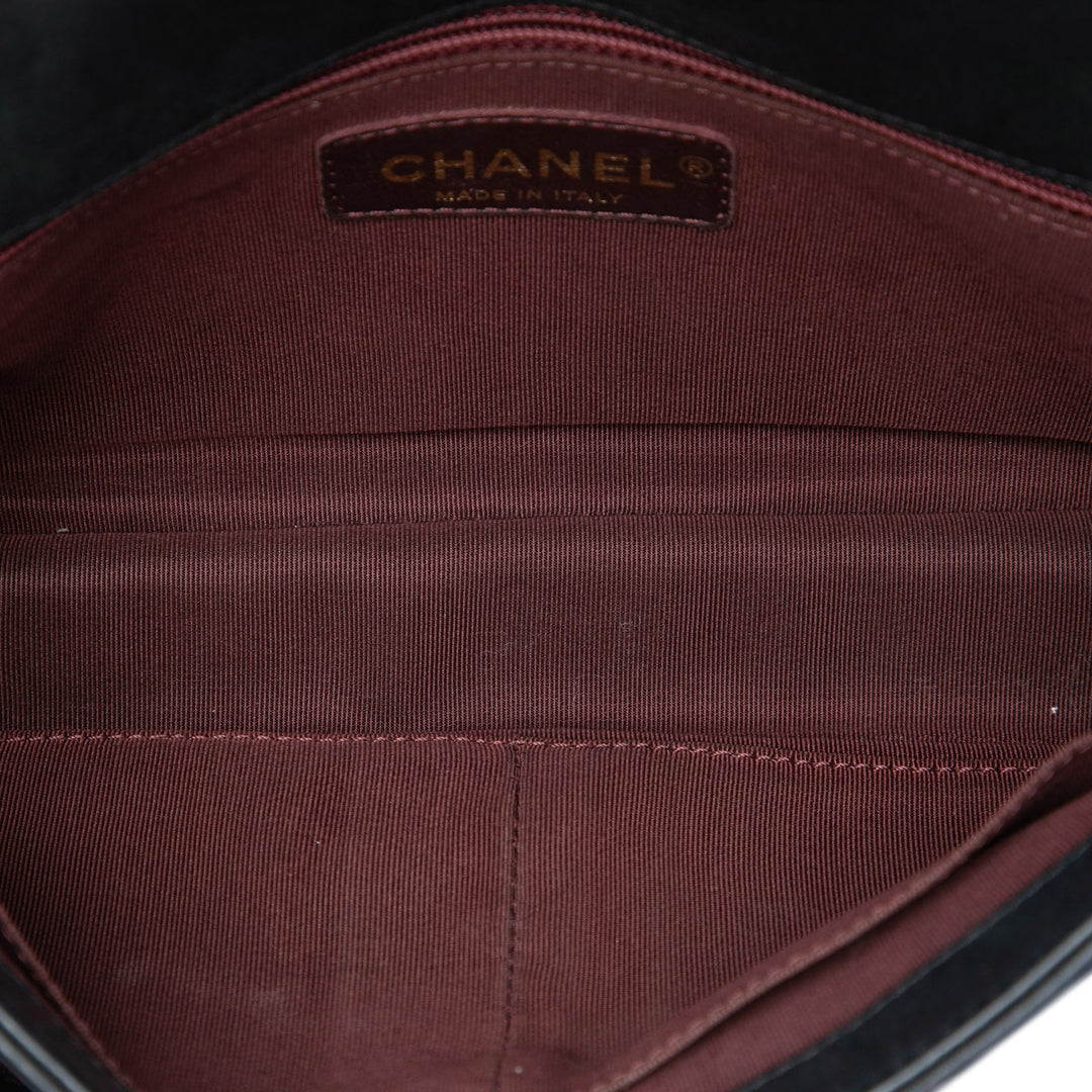 Chanel Matelassé Irisé Happy Stitch à rabat Moyen Cuir de veau Noir – vue 4 – GABY PARIS