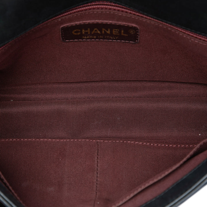 Chanel Matelassé Irisé Happy Stitch à rabat Moyen Cuir de veau Noir – vue 4 – GABY PARIS