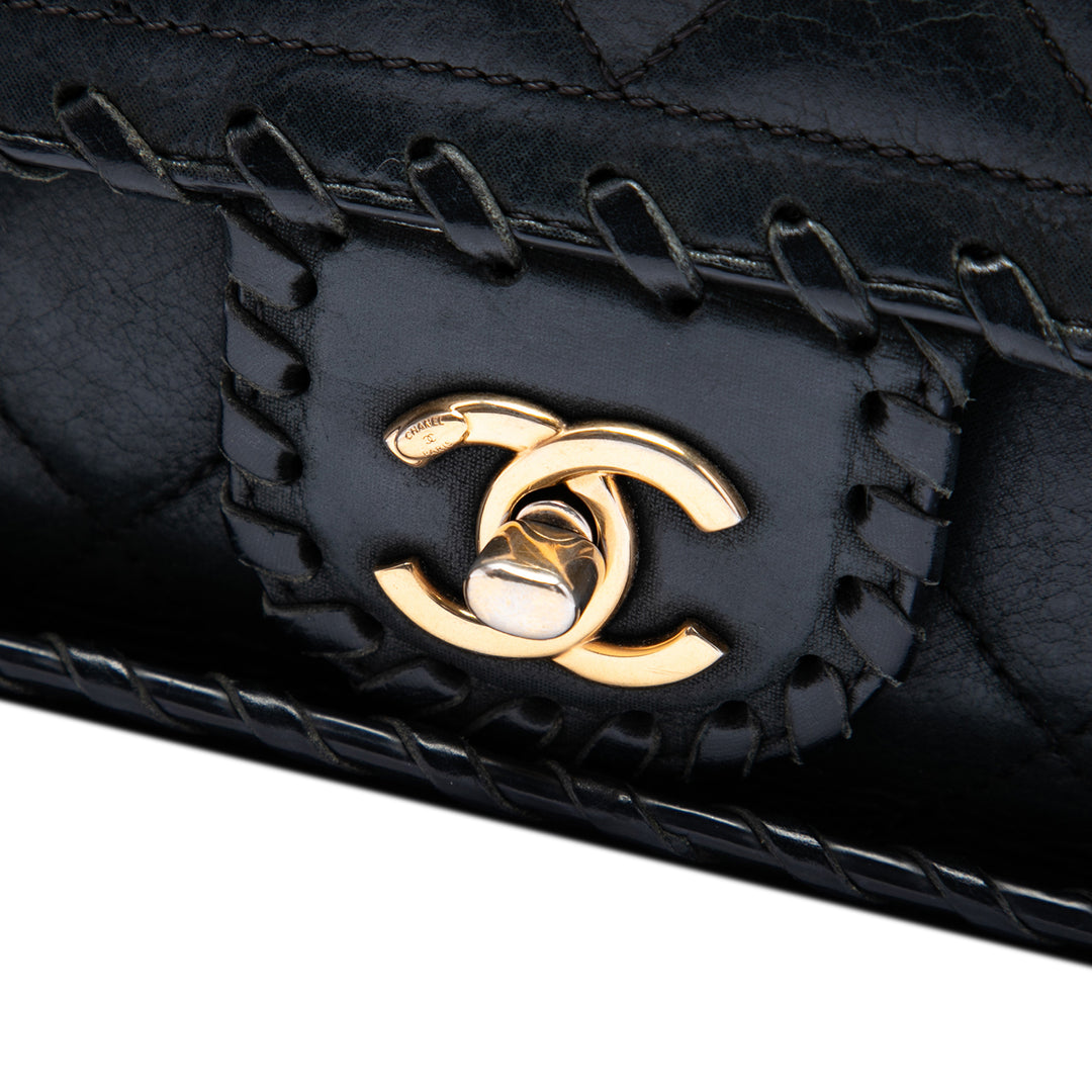 Chanel Matelassé Irisé Happy Stitch à rabat Moyen Cuir de veau Noir – vue 5 – GABY PARIS