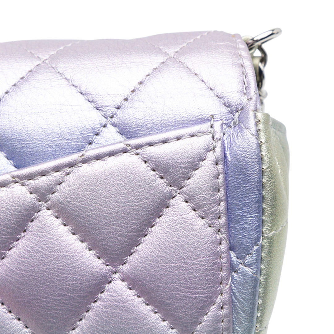Chanel Gradient Métallisé Quilted Cuir de veau Glasses Étui With Chain Argenté