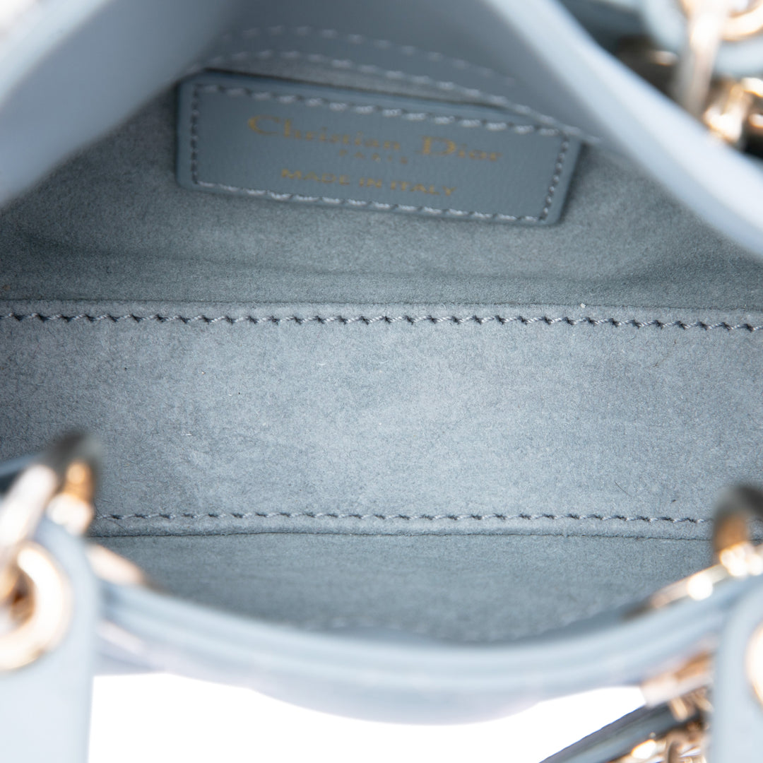 Dior Sac à main Lady Dior Cannage Micro Cuir d'agneau Bleu – vue 4 – GABY PARIS