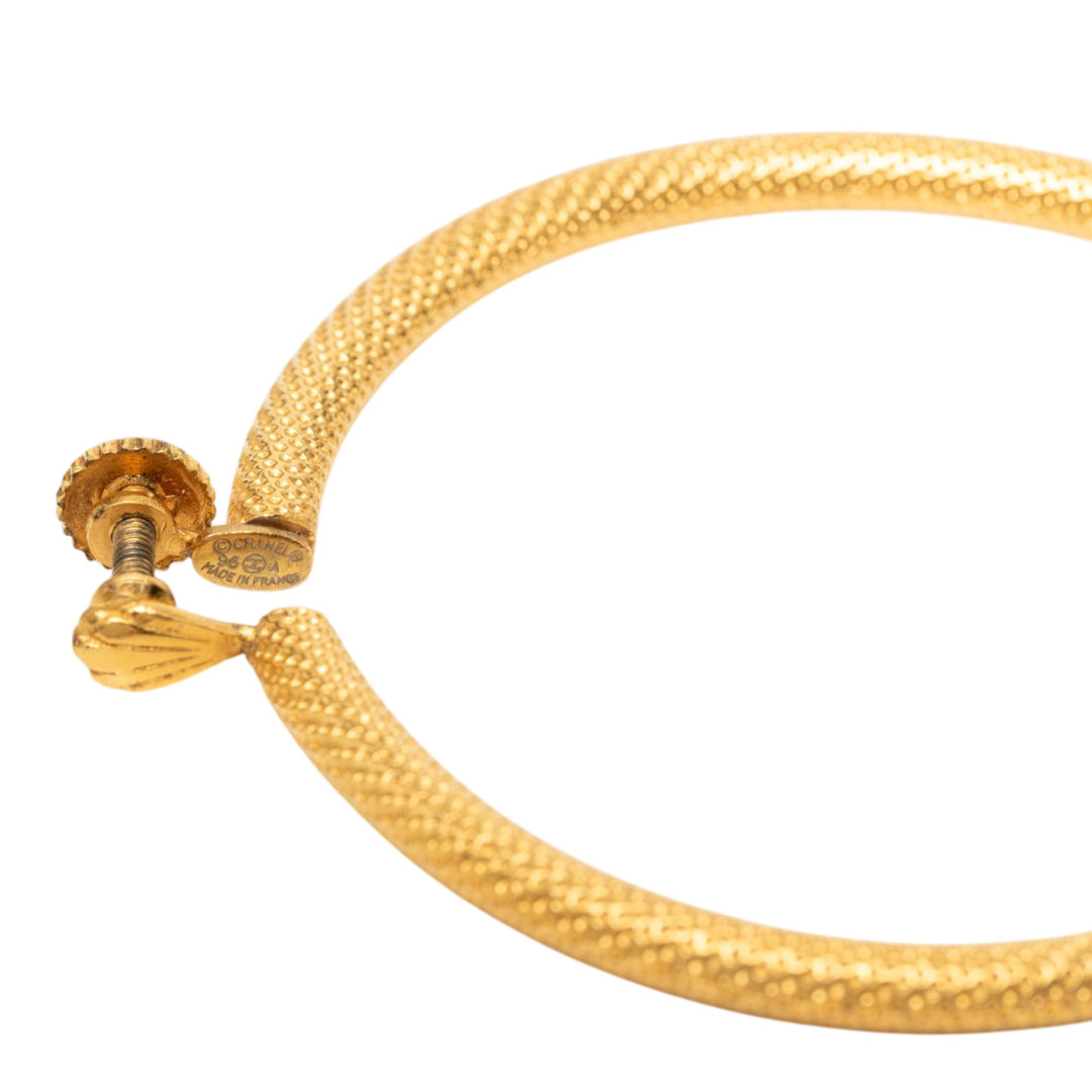 Chanel CC plaqué Textured Hoop Screw Back Boucles d'oreilles