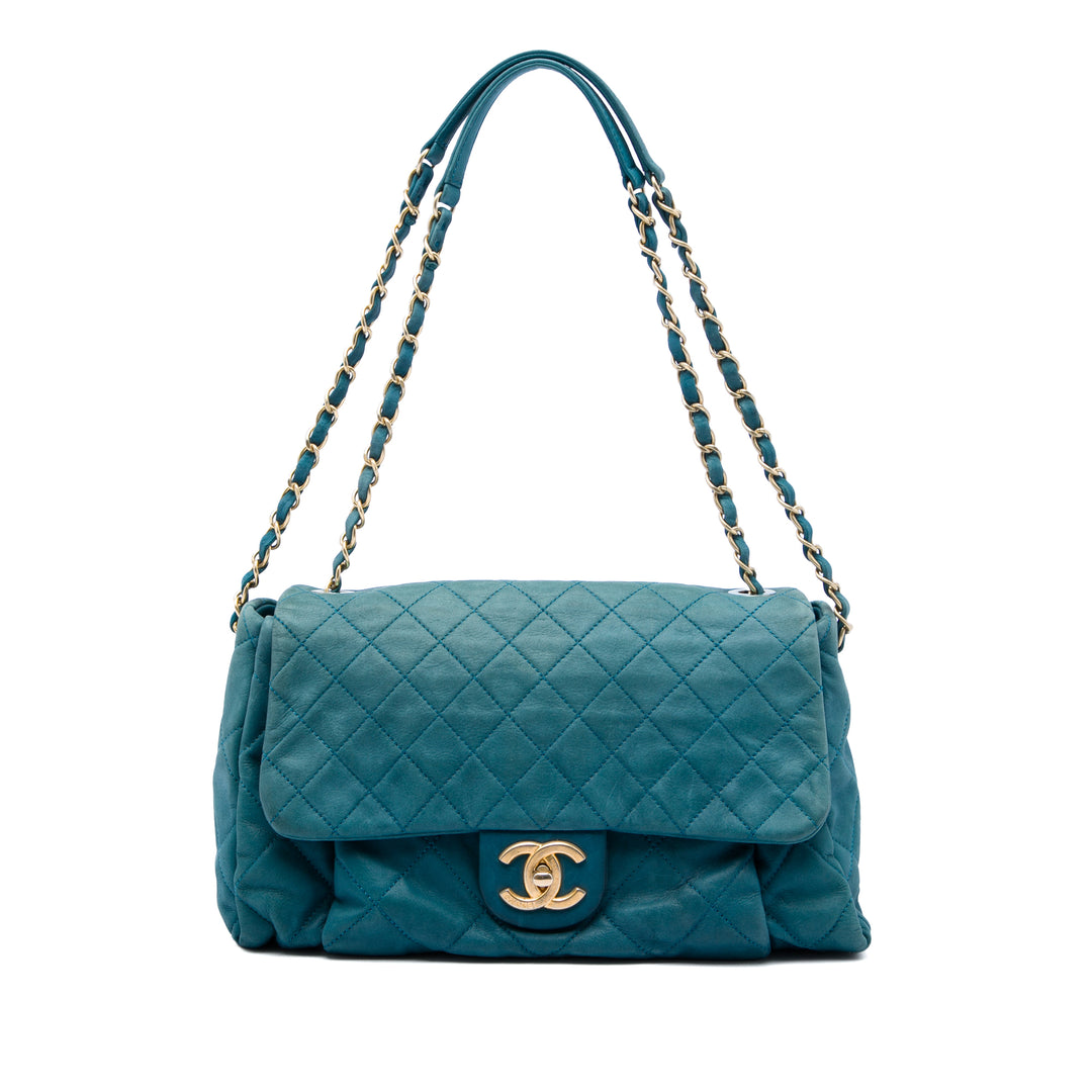 Chanel Matelassé Irisé Chic Quilt à rabat Grand Cuir de veau Bleu – vue principale – GABY PARIS