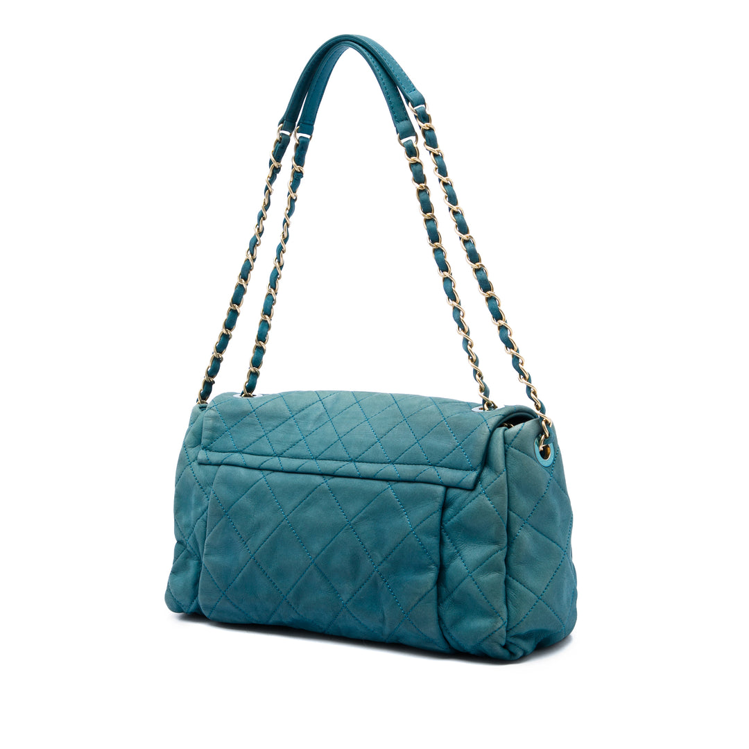 Chanel Matelassé Irisé Chic Quilt à rabat Grand Cuir de veau Bleu – vue 2 – GABY PARIS