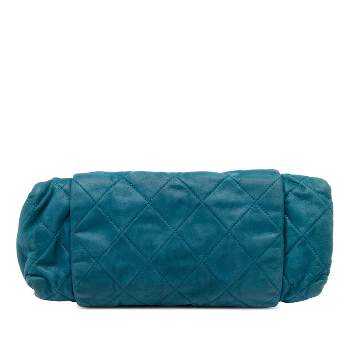 Chanel Matelassé Irisé Chic Quilt à rabat Grand Cuir de veau Bleu – vue 3 – GABY PARIS
