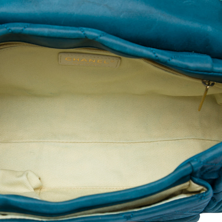 Chanel Matelassé Irisé Chic Quilt à rabat Grand Cuir de veau Bleu – vue 4 – GABY PARIS