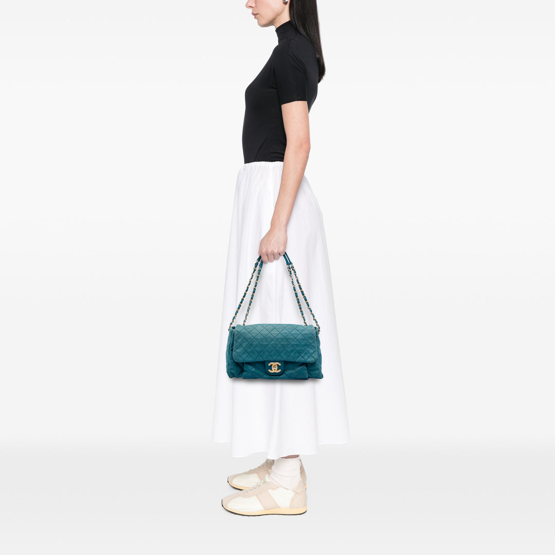 Chanel Matelassé Irisé Chic Quilt à rabat Grand Cuir de veau Bleu – vue 5 – GABY PARIS