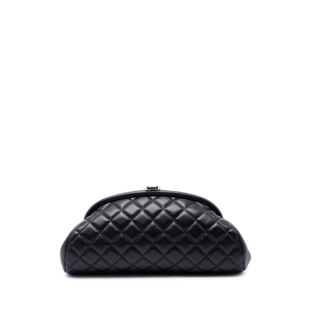 Chanel Matelassé Armature Pochette Cuir d'agneau Noir – vue principale – GABY PARIS