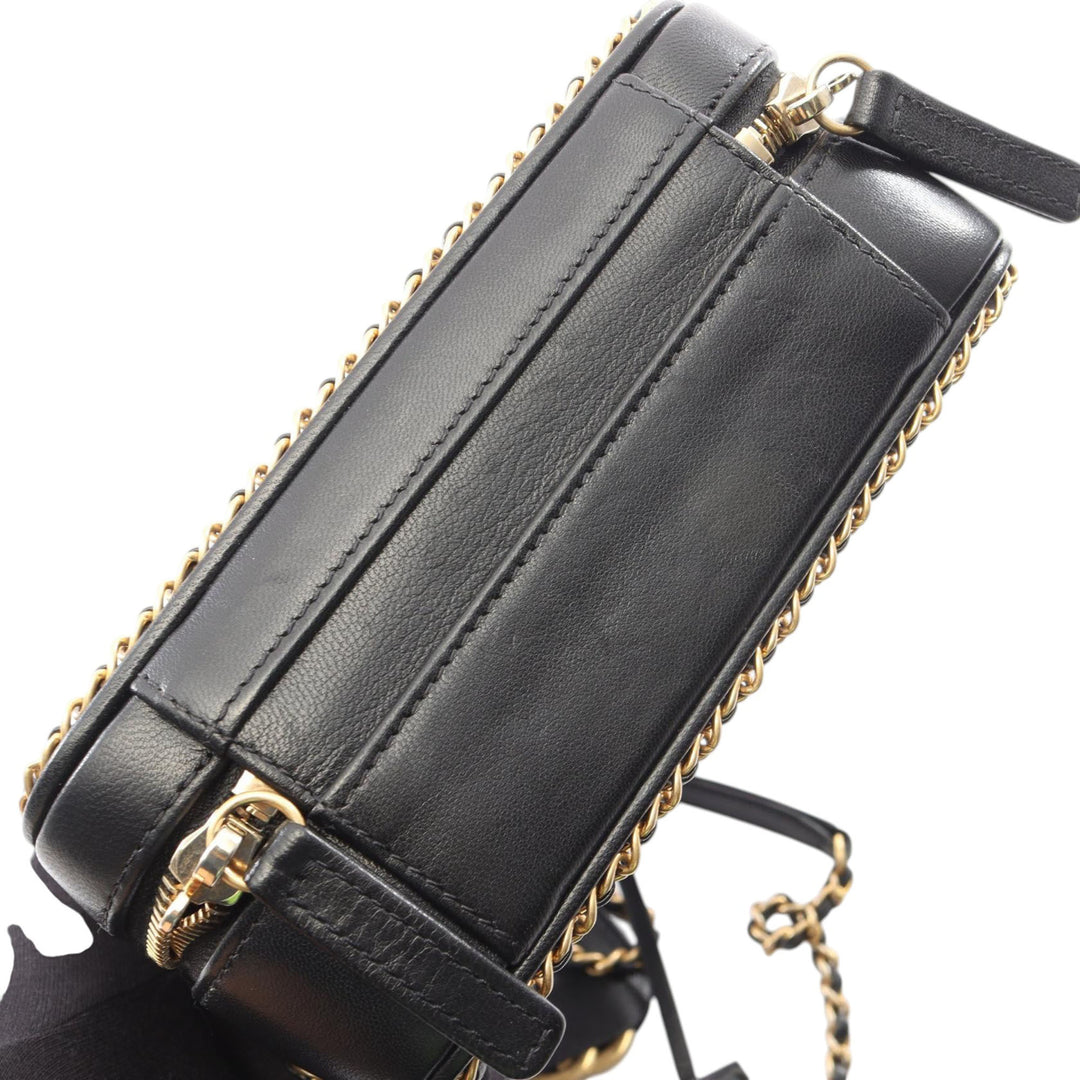 Chanel CC Filigree Vanity Petit Cuir d'agneau Noir – vue 3 – GABY PARIS