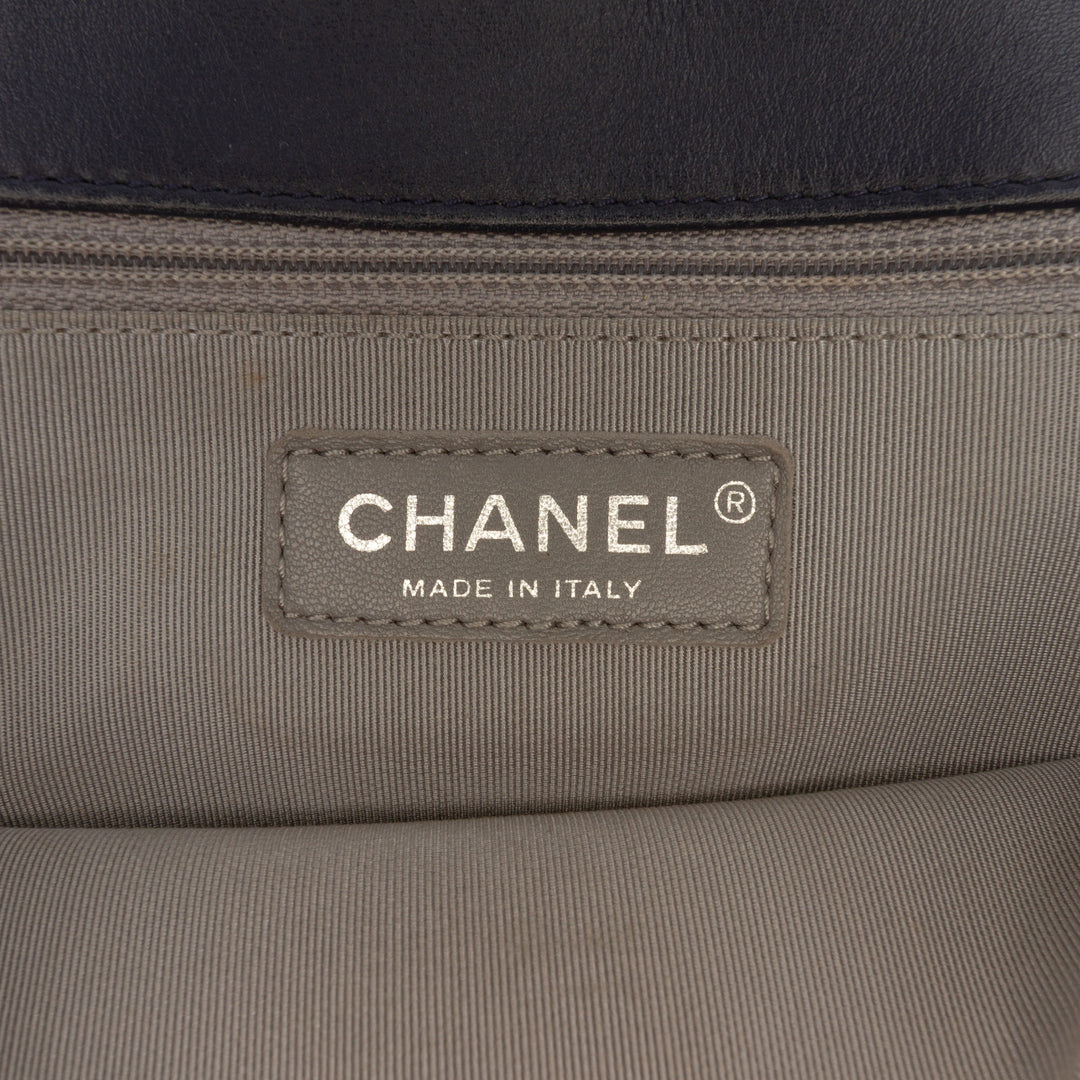 Chanel Medium Chevron Cuir d’agneau Boy à rabat