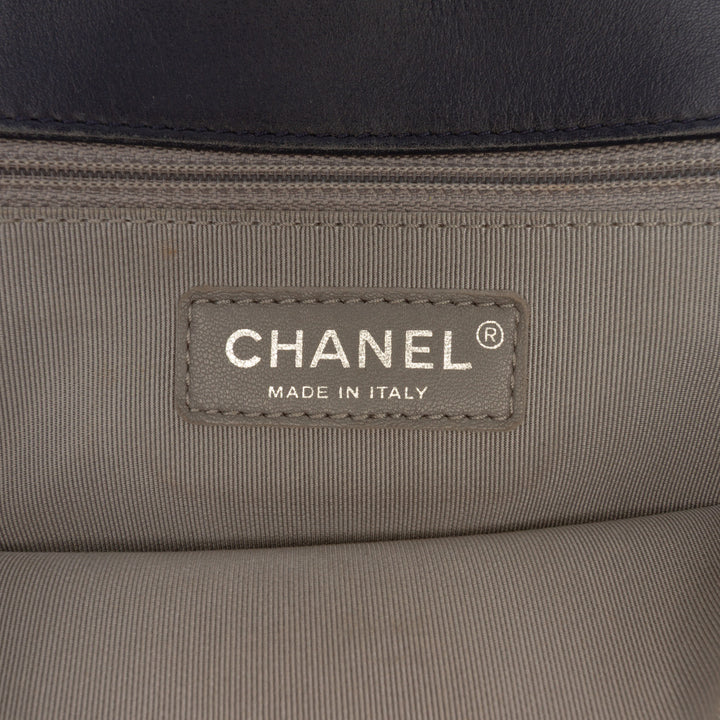 Chanel Medium Chevron Cuir d’agneau Boy à rabat