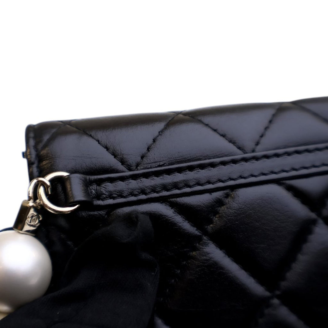 Chanel Matelassé Cuir d’agneau Maxi Perles Pochette avec chaîne – GABY PARIS Authentique