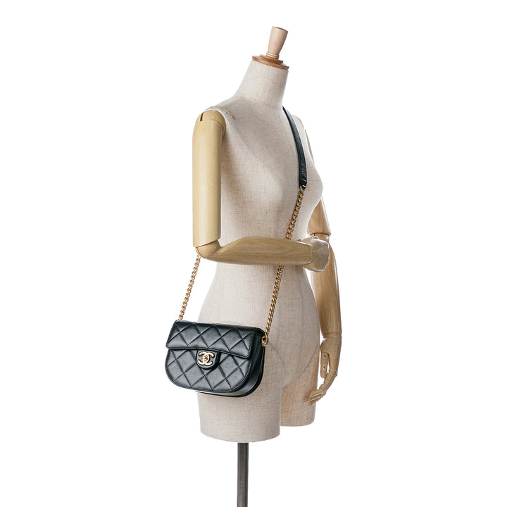 Chanel CC Matelassé Rond Moon Messenger à rabat Cuir de veau