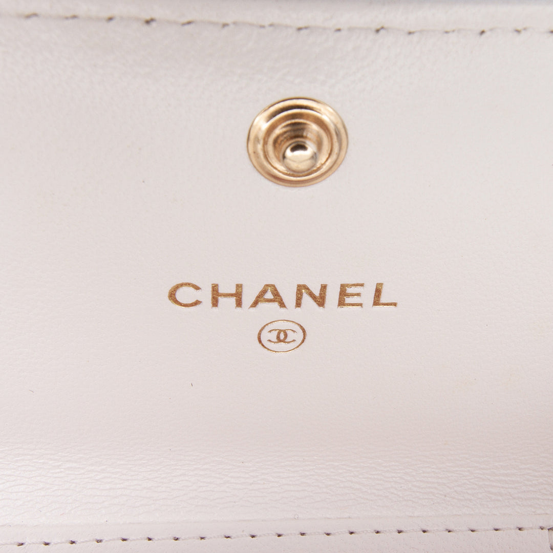 Chanel Matelassé Cuir d’agneau Chanel 19 Card Holder On Chain