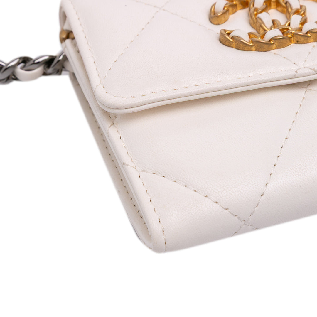 Chanel Matelassé Cuir d’agneau Chanel 19 Card Holder On Chain