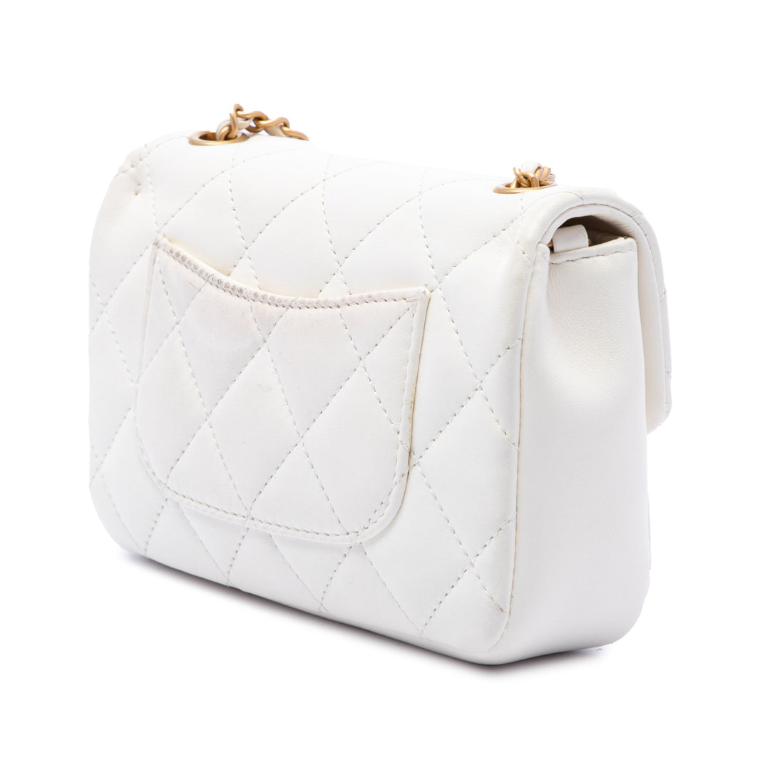 Chanel Rectangulaire Matelassé Heart Charms à rabat Mini Cuir d'agneau Blanc
