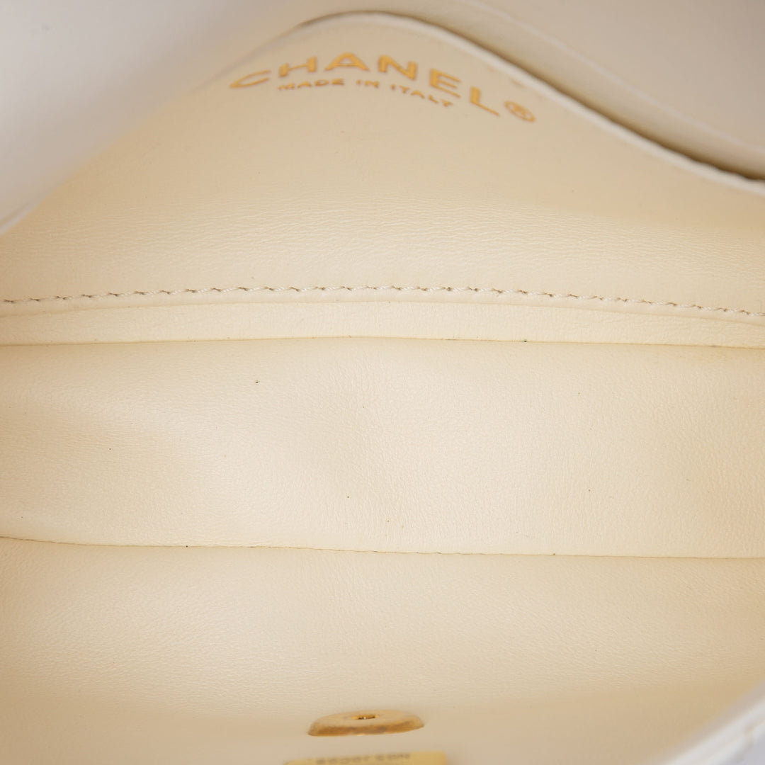 Chanel Rectangulaire Matelassé Heart Charms à rabat Mini Cuir d'agneau Blanc