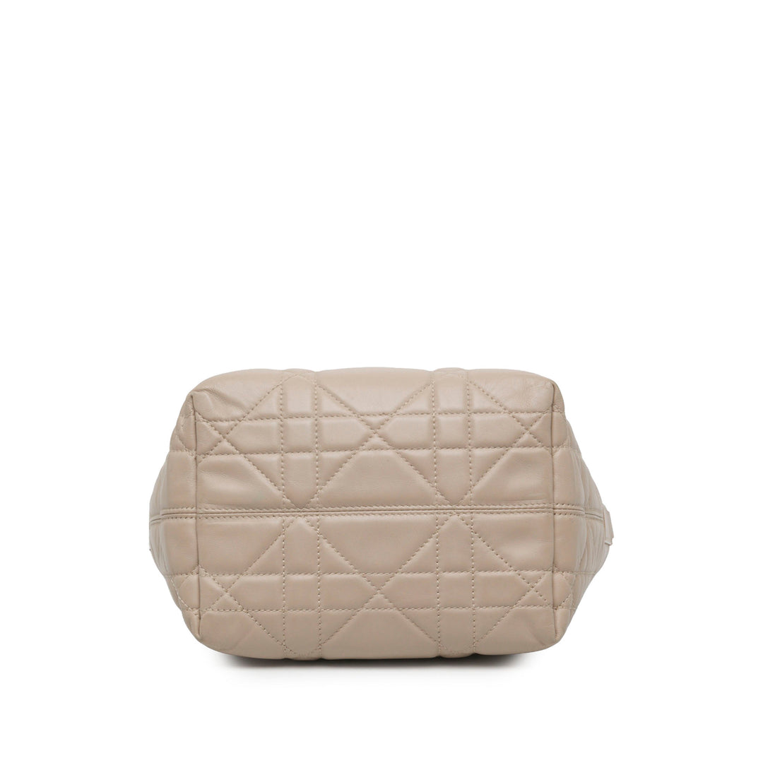 Dior Sac à main Macrocannage Toujours Petit Cuir de veau Beige – vue 3 – GABY PARIS