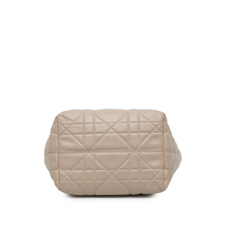 Dior Sac à main Macrocannage Toujours Petit Cuir de veau Beige – vue 3 – GABY PARIS