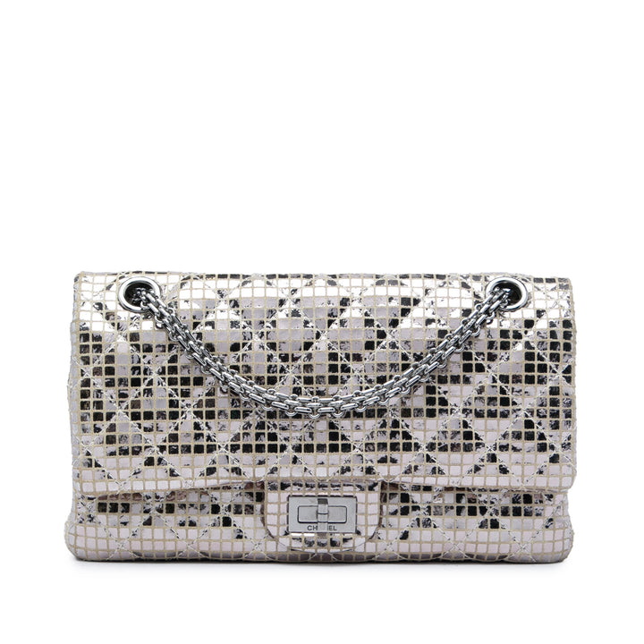 Chanel Sac porté épaule Matelassé Mirror et Reissue 2.55 Double rabat 225 Cuir de veau Argenté – vue principale – GABY PARIS