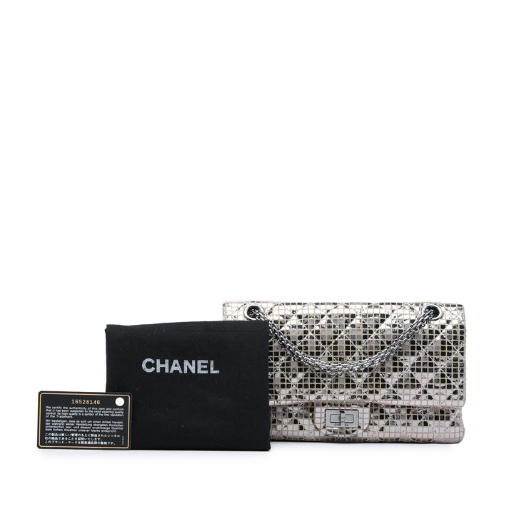 Chanel Sac porté épaule Matelassé Mirror et Reissue 2.55 Double rabat 225 Cuir de veau Argenté – vue 6 – GABY PARIS