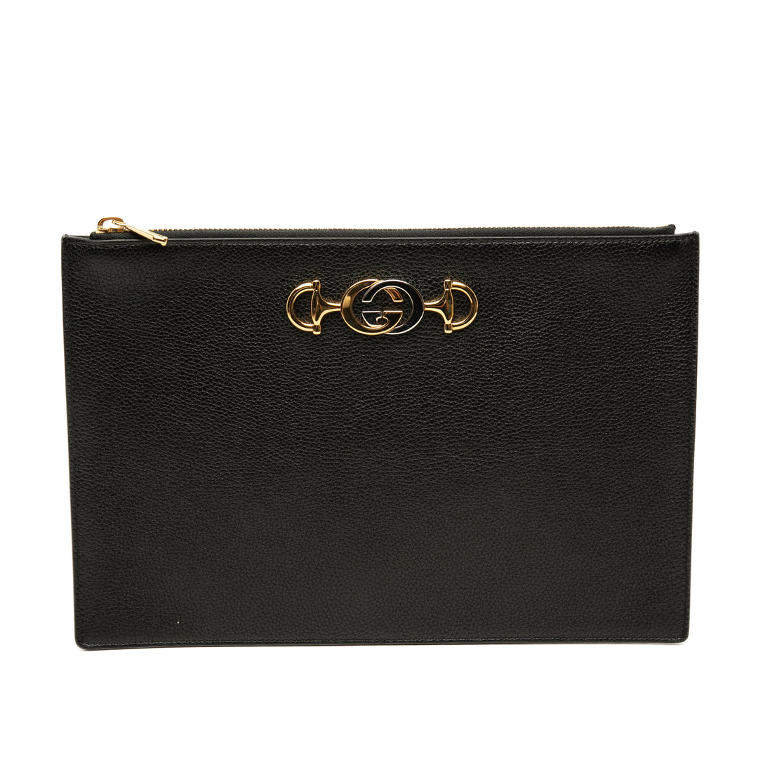 Gucci grainé Zumi Zippé Pochette Cuir de veau grainé Noir – vue principale – GABY PARIS