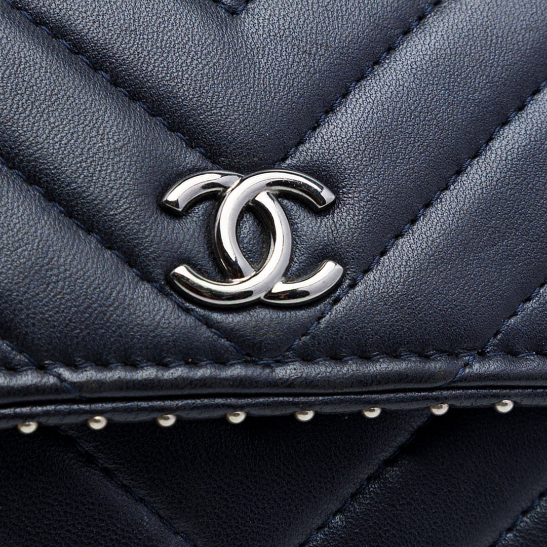 Chanel CC Chevron Cuir d’agneau clouté Wallet on Chain