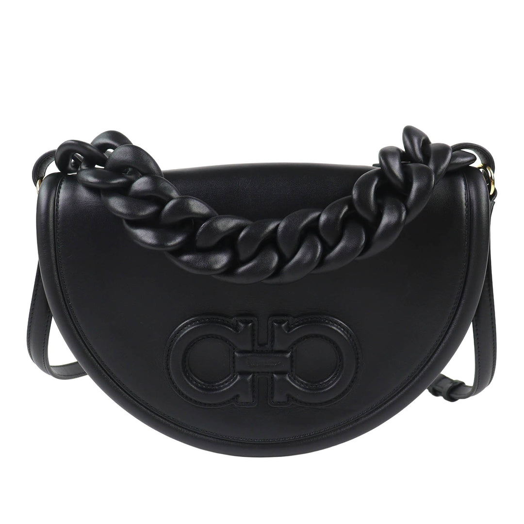Ferragamo Sac à main Aura Crescent Cuir de veau Noir – vue principale – GABY PARIS