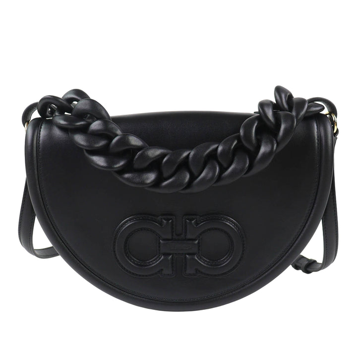 Ferragamo Sac à main Aura Crescent Cuir de veau Noir – vue principale – GABY PARIS
