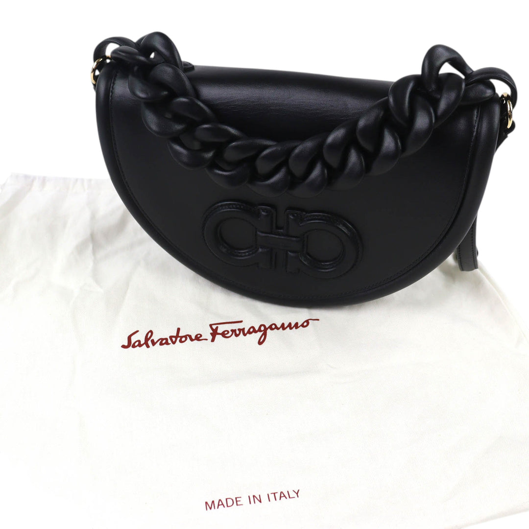 Ferragamo Sac à main Aura Crescent Cuir de veau Noir – vue 16 – GABY PARIS