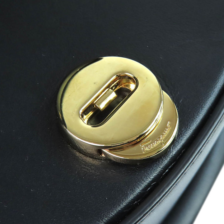Ferragamo Sac à main Aura Crescent Cuir de veau Noir – vue 6 – GABY PARIS