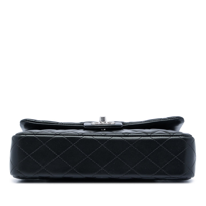 Chanel Medium Classic Cuir d’agneau Simple rabat
