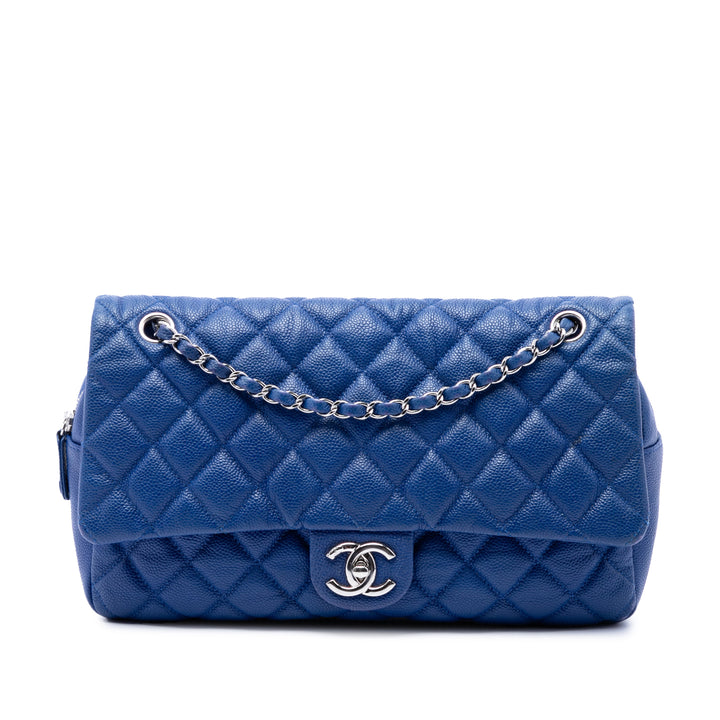 Chanel Matelassé Easy à rabat Jumbo Cuir caviar Bleu – vue principale – GABY PARIS