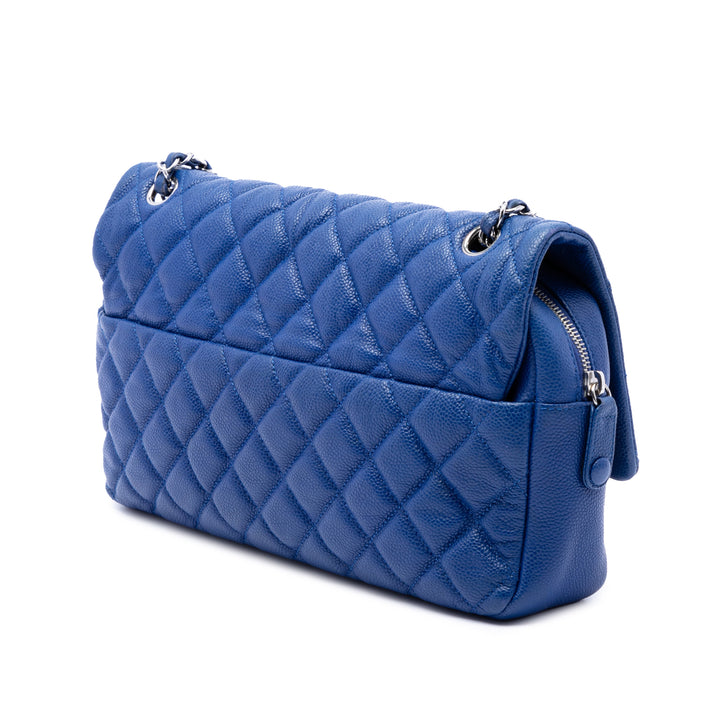 Chanel Matelassé Easy à rabat Jumbo Cuir caviar Bleu – vue 2 – GABY PARIS