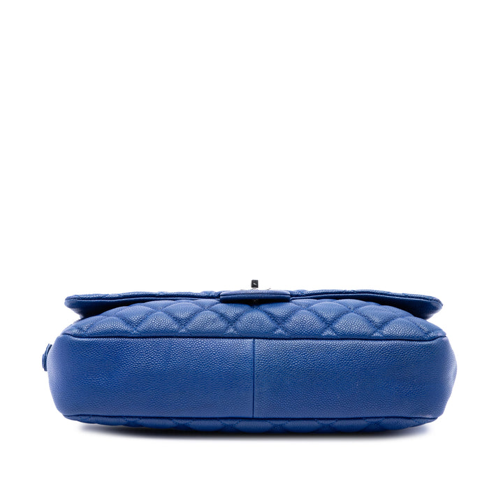 Chanel Matelassé Easy à rabat Jumbo Cuir caviar Bleu – vue 3 – GABY PARIS