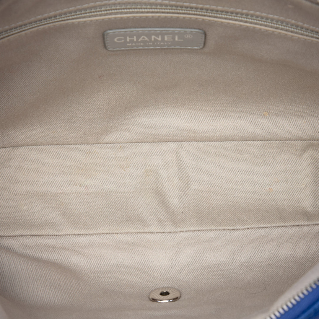 Chanel Matelassé Easy à rabat Jumbo Cuir caviar Bleu – vue 4 – GABY PARIS