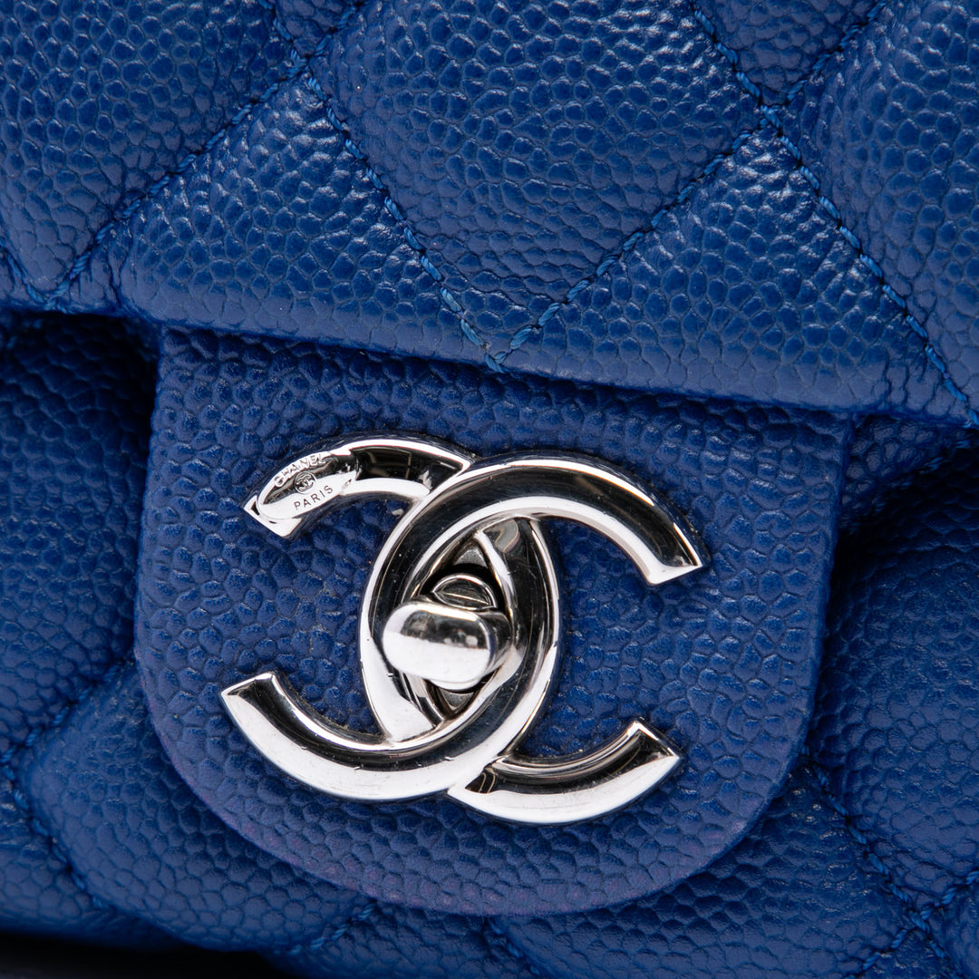Chanel Matelassé Easy à rabat Jumbo Cuir caviar Bleu – vue 5 – GABY PARIS